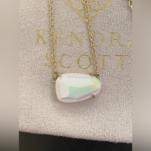Kendra Scott Isla White Iridescent Quartz Pendant Necklace - Picture 4 of 9